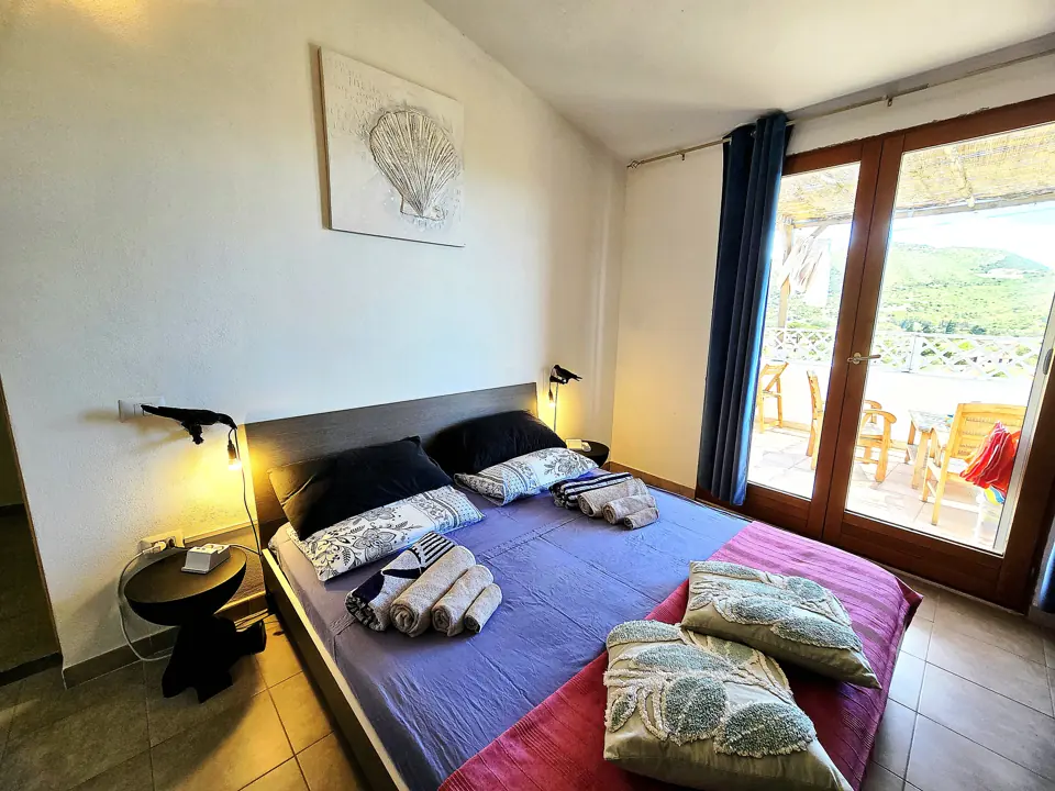 Das Doppelzimmer öffnet sich zur Terrasse und zur Landzunge