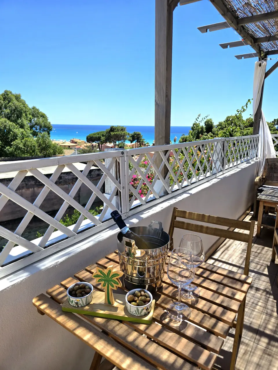 Ein Aperitivo auf der Terrasse, das Meer vor Augen