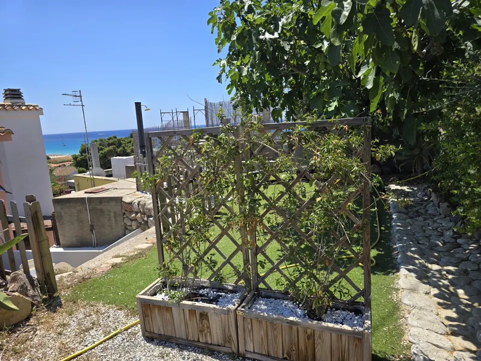 Der private Garten, in der Ferne das Meer
